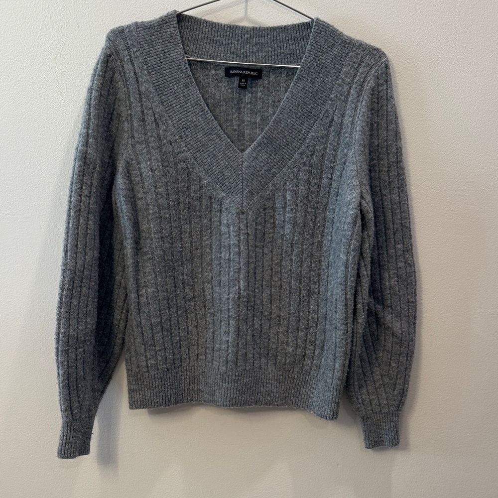 Banana Republic Grey V-Neck Wool Blend Ribbed V-Neck Sweater Size M
